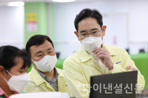 이재용 삼성전자 회장(오른쪽 첫번째)이 22일 베트남 하노이 인근의 삼성전자 법인(SEV)을 방문해 스마트폰 생산 공장을 점검하는 모습 (사진=삼성전자)