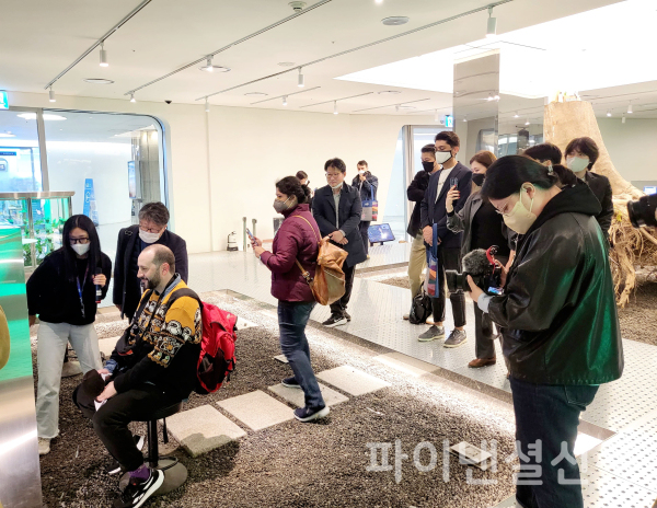 8개국의 해외언론 인사그룹이 AI 뷰티테크 기술을 체험하는 모습 (사진=서울시)