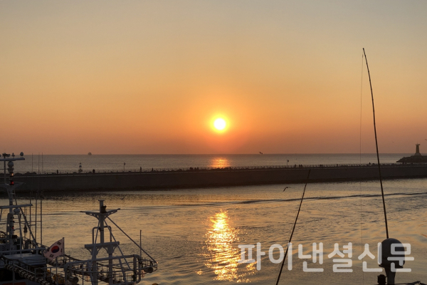 강원도 강릉시 주문진항에서 2023년 계묘년 첫날 떠오른 해돋이 모습 (사진=황병우 기자)
