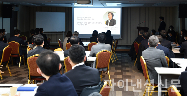 2일 오전 서울 한미약품 본사에서 열린 ‘신년 포럼’에서 한미약품그룹 임원들이 송영숙 회장의 신년사가 담긴 영상을 시청하고 있다. (사진=한미약품그룹)