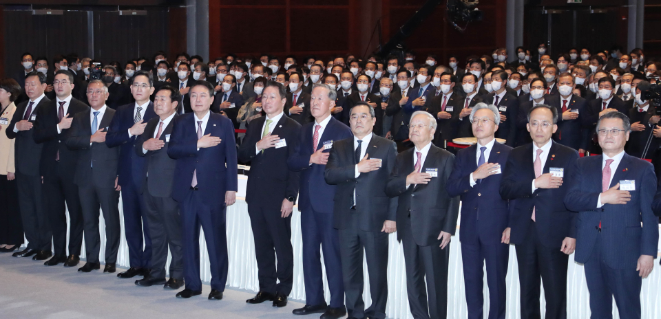 2일 2023년 경제계 신년인사회에서 윤석열 대통령(왼쪽 일곱번째)과 최태원 대한상의 회장(왼쪽 여덟번째)이 참석자들과 국민의례를 하고 있다./사진=대한상의