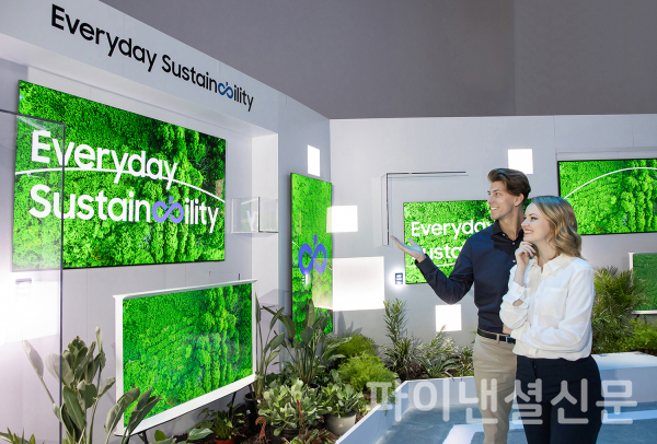 삼성전자 모델이 CES 2023이 열리는 미국 라스베이거스 컨벤션센터 내 삼성전자 전시장의 지속가능성 존을 소개하고 있다. (사진=삼성전자)
