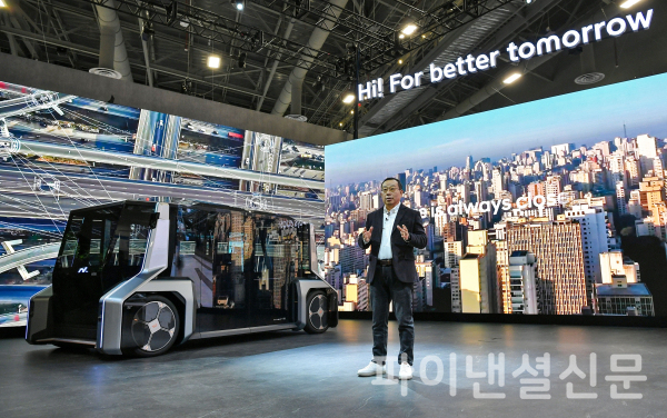 현대모비스 조성환 사장이 CES2023에서 '모빌리티 플랫폼 프로바이더'로 도약한다는 '뉴 모비스' 비전을 발표하고 있다. (사진=현대모비스)