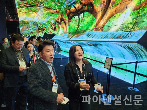 이날 행사에 참여한 함영주 하나금융그룹 회장(사진 오른쪽에서 2번째)이 LG전자 부스에 전시된 OLED 디스플레이를 관람하고 있다. 사진=하나금융
