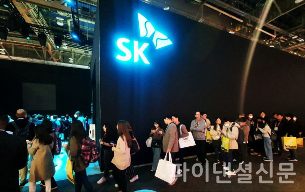 미국 라스베이거스에서 5일부터 8일까지 열린 ‘CES 2023’의 SK그룹관에서 관람객들이 줄을 서서 입장을 기다리고 있다. 탄소감축을 위한 '행동'을 주제로 한 SK그룹관에는 나흘 간 3만여명이 몰려 성황을 이뤘다./사진=SK