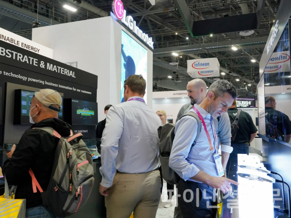 'CES 2023' 이틀째인 6일(현지 시각) 미국 라스베이거스 컨벤션센터(LVCC) 웨스트홀(West Hall)에 마련된 LG이노텍의 오픈 부스를 방문한 관람객들이 전시 제품을 살펴보고 있다. (사진=LG이노텍)