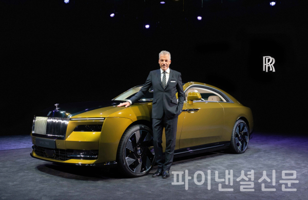 롤스로이스모터카가 지난해 전 세계 50개국에 총 6천21 대의 차량을 판매하며 118년의 브랜드 역사상 최고 실적을 달성했다고 밝혔다. 이는 전년 대비 8% 증가한 것으로, 연간 글로벌 판매량이 6천대를 넘은 것은 이번이 처음이다. 사진은 브랜드 첫번째 전기차 '스펙터'와 롤스로이스모터카 CEO 토스텐 뮐러 오트보쉬 (사진=롤스로이스)