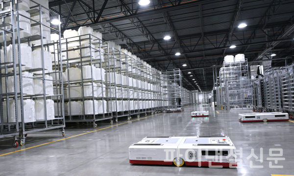 무인운반차(Automated Guided Vehicles, AGV)가 세탁기와 건조기의 부품을 나르기 위해 이동하고 있다. 테네시 공장에는 166대의 AGV가 도입돼있다. (사진=LG전자)