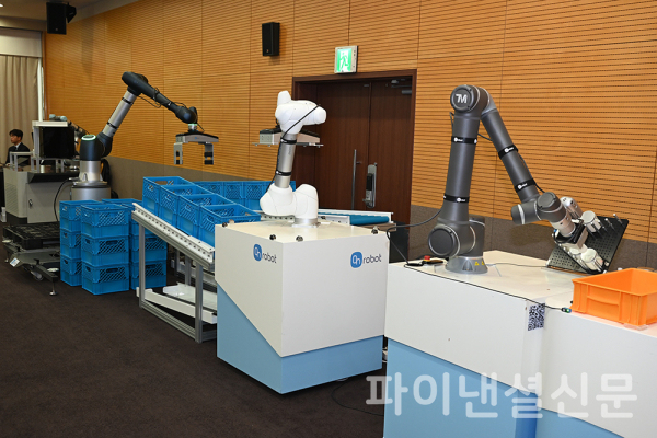 17일 기자간담회에서 온로봇이 디플로이 플랫폼 시연을 위해 설치한 자동화 로봇들 (사진=황병우 기자)