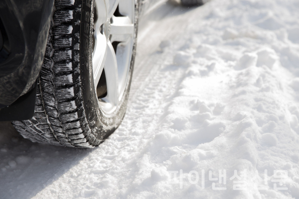 설 명절을 앞두고 겨울철 안전운전을 위해서는 타이어 점검을 꼼꼼하게 하는 것이 좋다. (사진=픽사베이)