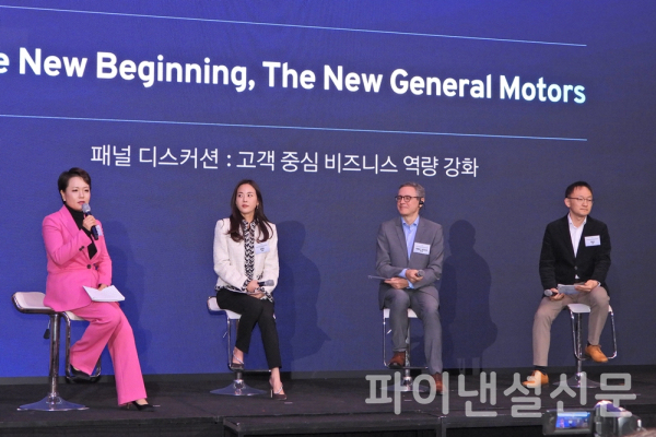 30일 서울 여의도 콘래드 호텔에서 열린 기자간담회에서 (왼쪽부터) 윤명옥 홍보부문 전무, 정정윤 최고마케팅책임자, 카를로스 미네르트(Carlos Meinert) 영업·서비스 부문 부사장, 채명신 디지털 비즈니스팀 상무가 패널 토론을 이어가고 있다. (사진=황병우 기자)