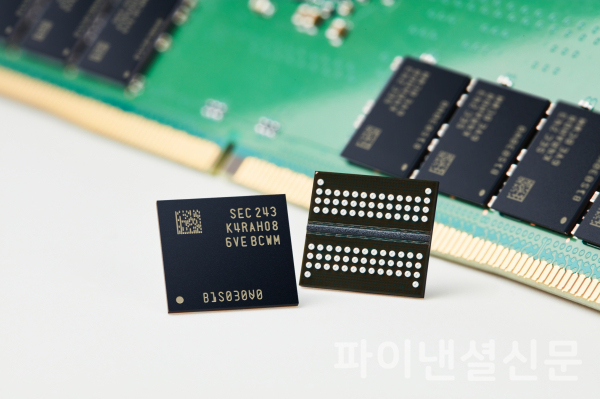 삼성전자가 개발한 업계 최선단 12나노급 16Gb DDR5 D램 (사진=삼성전자)