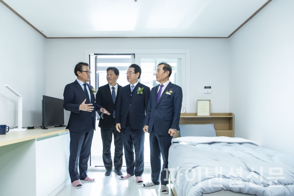 2일 전라남도 순천시에서 열린 '삼성희망디딤돌' 전남센터 개소식에 참석한 관계자들이 자립준비 청년들이 거주할 공간을 둘러보고 있다. (왼쪽부터 박승희 삼성전자 CR 담당 사장, 서동욱 전라남도의회 의장, 김영록 전라남도 도지사, 김병준 사랑의열매 사회복지공동모금회 회장) (사진=삼성)