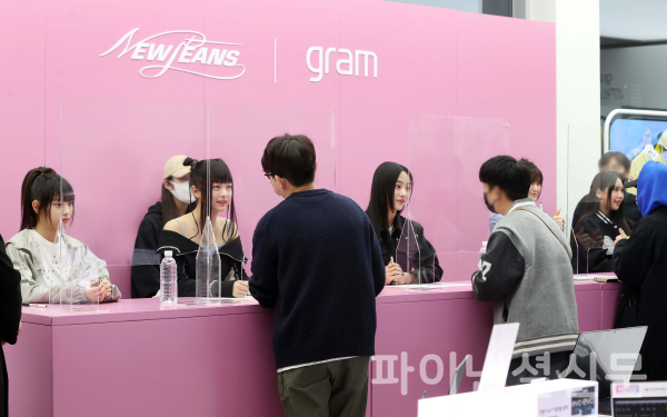 6일 서울 성수동에서 열린 ‘LG 그램Style 뉴진스 리미티드 에디션 출시 기념 팬사인회’에서 뉴진스가 팬들에게 사인을 해주고 있다. (사진=LG전자)