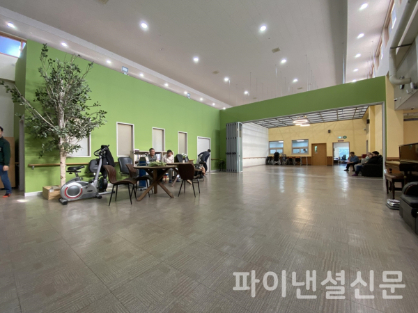 금융산업공익재단과 한국장애인복지시설이 8일 전북 남원 소재 장애인 거주시설 '편한세상' 리모델링 입주식을 진행했다. 사진은 리모델링 이후 시설 로비 공간 전경 (사진=금융산업공익재단)