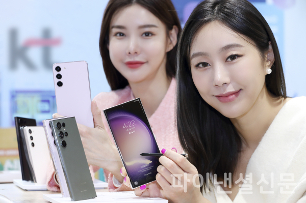 모델들이 KT ‘갤럭시 S23 시리즈’ 사전예약을 소개하고 있는 모습 (사진=KT)