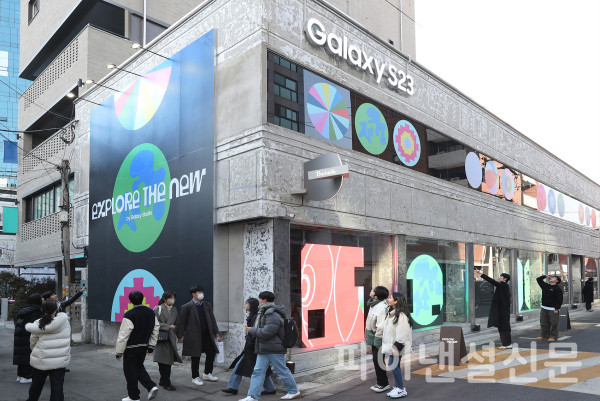 서울 성동구 성수동에서 운영 중인 '갤럭시 스튜디오 성수'의 전경. 삼성전자는 갤럭시 S23 시리즈와 지역의 문화를 함께 경험할 수 있도록 '로컬 투어' 컨셉을 도입했다. (사진=삼성전자)