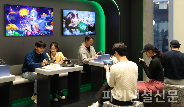 삼성 디지털프라자 홍대본점에 마련된 갤럭시 스튜디오에서 방문객들이 '갤럭시 S23 시리즈'로 고사양 게임을 즐기고 있다. (사진=삼성전자)