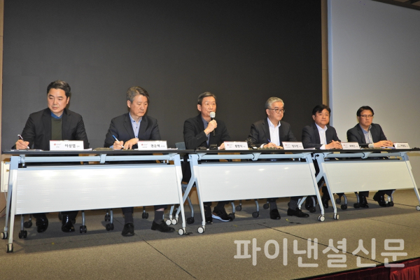 16일 오후 서울 용산구 LG유플러스 사옥에서 열린 긴급 기자간담회에서 (왼쪽부터) CTO 이상엽 전무, NW부문장 권준혁 부사장, CEO 황현식 사장, 컨슈머부문장 정수헌 부사장, 기업부문장 최택진 부사장, 홍보/대외협력센터장 박형일 부사장 등이 정보유출과 인터넷 장애에 대한 기자단의 질의에 답변하고 있다. (사진=황병우 기자)