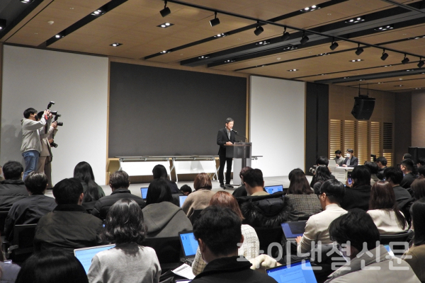16일 오후 서울 용산구 LG유플러스 사옥에서 열린 긴급 기자간담회에서 황현식 LG유플러스 대표가 정보유출과 인터넷 장애에 대한 사과문을 발표하고 있다. (사진=황병우 기자)