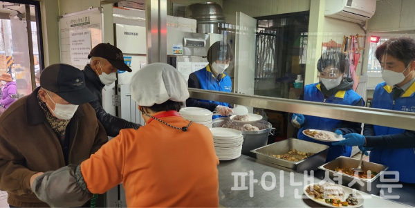 코레일 직원들이 16일 오전 대전 중구의 한 무료급식소를 찾아 어르신을 위한 봉사활동에 참여했다. (사진=코레일)