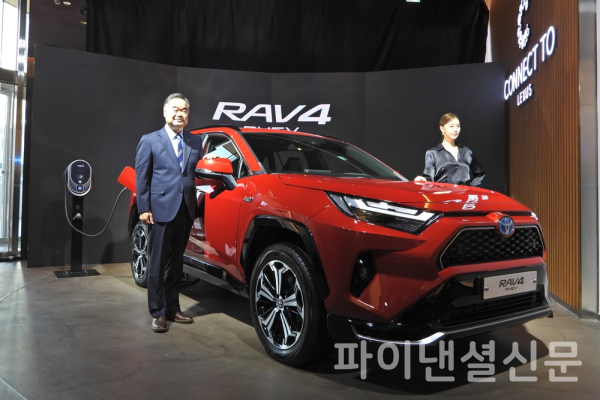 21일 서울 송파구 잠실 롯데월드몰에 위치한 커넥트투에서 열린 '한국토요타 신년 기자간담회'와 함께 진행된 토요타 RAV4 PHEV 미디어 공개행사에서 한국토요타자동차 대표이사 콘야마 마나부 사장(왼쪽)이 모델과 함께 올해 첫 신차 RAV4 PHEV와 함께 포즈를 취하고 있다. (사진=황병우 기자)