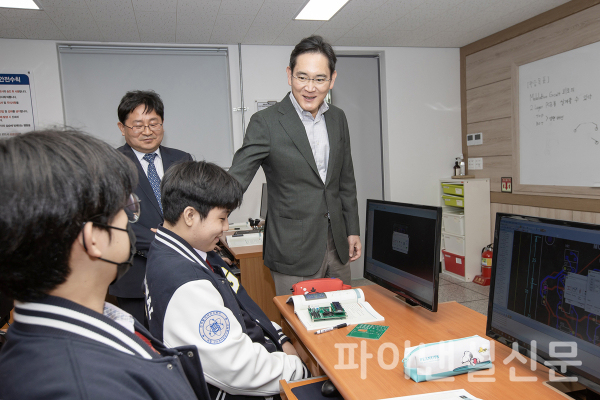 이재용 삼성전자 회장이 7일 경북 구미시에 위치한 '구미전자공업고등학교'를 방문해 수업을 참관하고 학생들을 격려하는 모습. (사진=삼성전자)