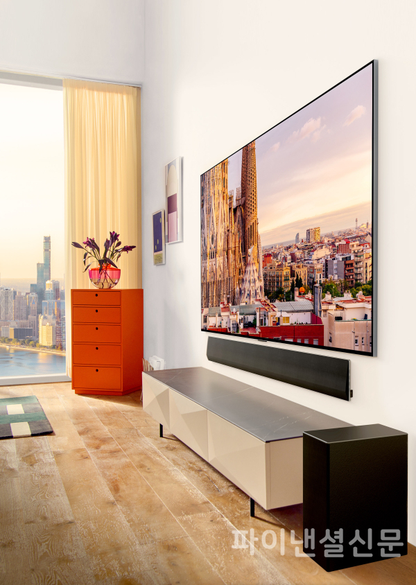 사진은 더 밝고 선명해진 LG 올레드 에보(OLED evo)가 집 안 공간에 배치된 모습. (사진=LG전자)