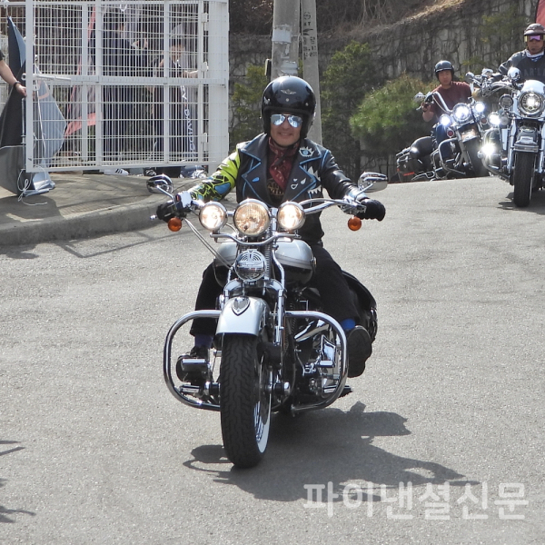 11일 오전 할리데이비슨 용인점에서 열린 창립 120주년 기념 오픈하우스 행사장에 이계웅 대표이사가 할리데이비슨 100주년 기념 모델을 직접 운전해 입장하고 있다. (사진=황병우 기자)