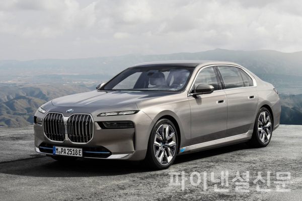 올해 12월 수입차 브래드 평판에서 BMW가 메르세데스-벤츠를 제치고 1위를 차지했다. 사진은 BMW 신형 플래그십 전기차 i7 (사진=BMW)