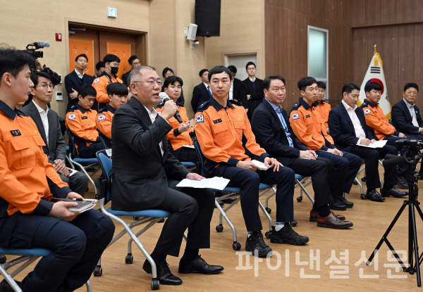신기업가정신 협의회 ‘제1차 다함께 나눔 프로젝트 행사’에서 소방관들과 간담회에서 의견을 나누고 있는 현대차그룹 정의선 회장(왼쪽 두번째), 대한상의 최태원 회장(왼쪽 네번째), 효성그룹 조현준 회장(왼쪽 여섯번째) (사진=현대차그룹)
