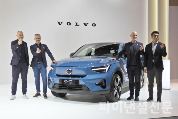 14일 서울 신라호텔에서 진행된 미디어 컨퍼런스에서 (왼쪽부터) 볼보차 최고영업책임자 비에른 앤월, 최고운영책임자 하비에르 발레라, 최고경영자 짐 로완, 볼보자동차코리아 대표이사 이윤모가 볼보차의 전기차 'Volvo C40 리차지'와 함께 포즈를 취하고 있다. (사진=황병우 기자)