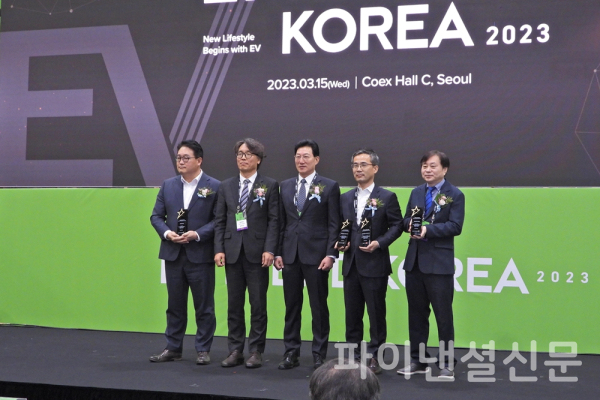 15일 진행된 EV Awards 2023 시상식에서 현대차, 기아, 채비 등 관계자와 환경부, 전시 관계자들이 기념사진을 촬영하고 있다. (사진=황병우 기자)