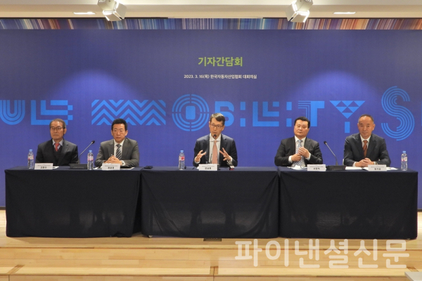 2023서울모빌리티쇼 기자간담회 Q&A 세션. 좌측부터 고문수 서울모빌리티쇼조직위원회 부위원장, 정윤영 서울모빌리티쇼조직위원회 부위원장, 강남훈 서울모빌리티쇼조직위원회 위원장, 서장석 서울모빌리티쇼조직위원회 사무총장, 최기성 서울모빌리티쇼조직위원회 사무국장 (사진=황병우 기자)