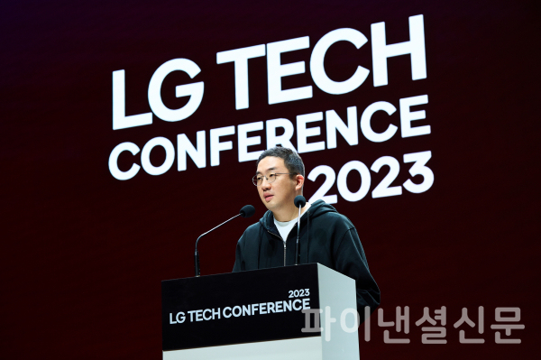 구광모 LG 대표가 16일 서울 마곡 LG사이언스파크에서 열린 LG테크콘퍼런스를 찾았다. 이곳에서 미래사업 분야 400여 명의 연구개발 인재들과 만난 후 바로 공항으로 이동해 일본으로 출국했다. 사진은 구 회장이 LG테크콘퍼런스에서 오프닝 스피치를 하는 장면. /사진=LG
