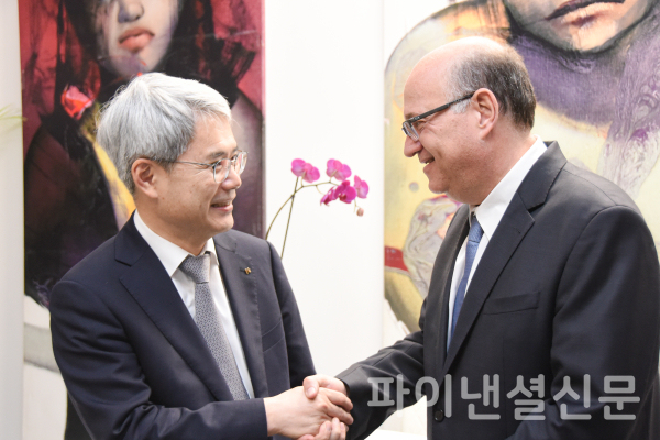 윤희성 수은 행장(사진 왼쪽)이 17일(현지 시간) 파나마 컨벤션 센터에서 일란 골드판(Ilan Goldfan) IDB(미주개발은행) 총재와 만나 중남미 탈탄소화 산업구조 전환을 위한 한국기업의 에너지·기후변화 분야 진출 방안과 금융협력 방안을 논의했다.