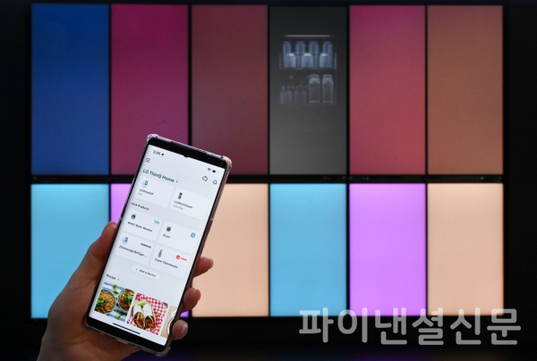 LG전자가 세계 최대 가전·IT 전시회 ‘CES 2023’에서 스마트홈 플랫폼 LG 씽큐를 이용해 타사 가전을 제어하고, 타사 스마트홈 플랫폼을 통해 LG 가전이 제어되는 모습을 시연한다. LG 씽큐 사용자는 LG전자가 아닌 타사 제품을 앱에 등록해 제어할 수 있고, 타사 스마트홈 플랫폼 사용자는 무드업 냉장고를 앱에 등록해 냉장고 온도를 확인할 수 있다. (사진=LG전자)