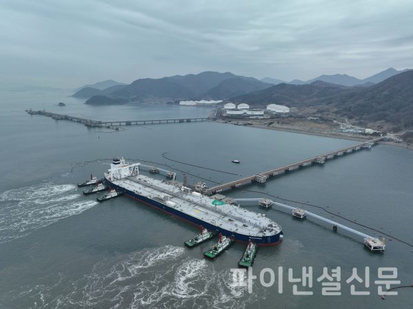 석유공사-ADNOC 국제공동비축 첫 카고 선박이 입항하는 모습. (사진=석유공사)