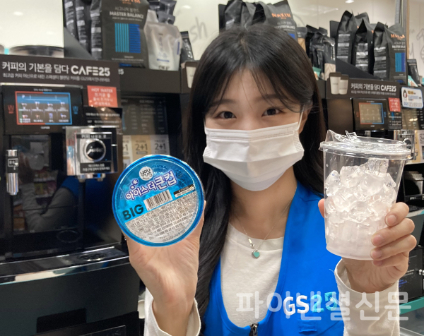 모델이 GS25에서 새롭게 출시한 ‘빨대가 필요 없는 얼음컵’을 소개하고 있다. (사진=GS25)