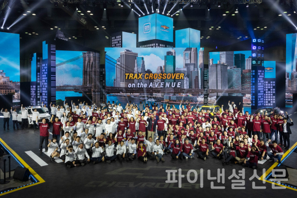 제너럴 모터스는 22일 경기도 고양시 킨텍스에서 로베르토 렘펠 GM 한국사업장 사장, 브라이언 맥머레이 연구개발법인 사장을 비롯한 최고 리더십과 임직원, 전국 쉐보레 대리점 대표와 카 매니저 등 약 300여명이 참석한 가운데 쉐보레 트랙스 크로스오버의 성공적인 시장 안착과 내수 판매 증진을 위한 결의를 다졌다. 사진은 이 날 행사에 참석한 GM 한국사업장 임직원 및 쉐보레 대리점 대표와 카 매니저 등이 한 데 모여 트랙스 크로스오버의 성공을 결의하고 있는 모습 (사진=GM)