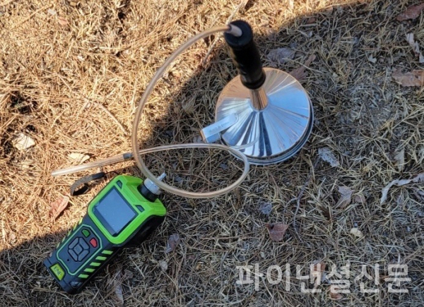 토양에 약 1m의 측정공을 굴착 후 수소 검지기를 활용하여 지표조사를 수행하고 있는 모습 /사진=석유공사
