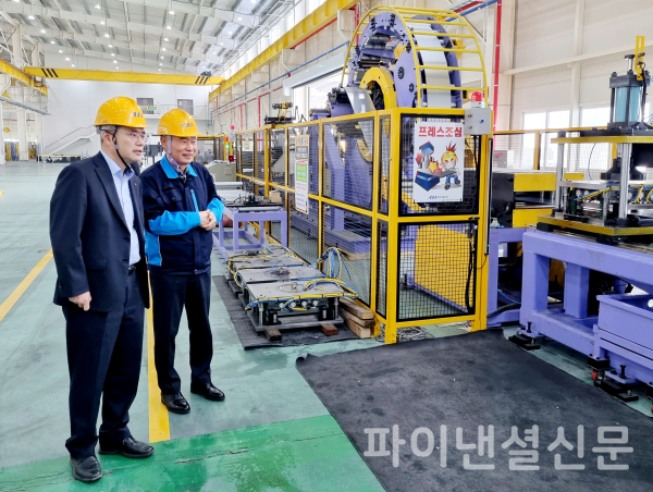 윤희성 수은 행장(사진 왼쪽)이 4일 경북 구미시에 소재한 컬러강판 제조업체 아주스틸을 방문해 이학연 대표의 설명을 듣고 있다. /사진=수은<br>