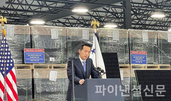 한화솔루션 조지아주 달튼공장에서 카멀라 해리스 미국 부통령을 맞이한 김동관 한화솔루션 부회장이 환영사를 하는 모습. (사진=한화솔루션)