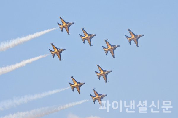 8일 오전 충북 충주 상공에서 대한민국 공군 특수비행팀 블랙이글스가 에어쇼를 하는 모습. (사진=황병우 기자)