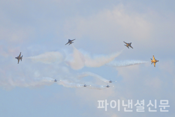 8일 오전 충북 충주 상공에서 대한민국 공군 특수비행팀 블랙이글스가 에어쇼를 하는 모습. (사진=황병우 기자)