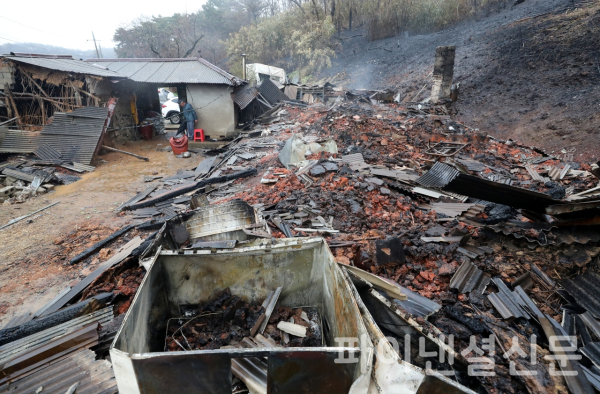 이달 5일 충남 홍성군 서부면 남당리에서 발생한 산불로 인해 폐허가 된 지역 주민의 자택 흔적 (사진=연합뉴스)