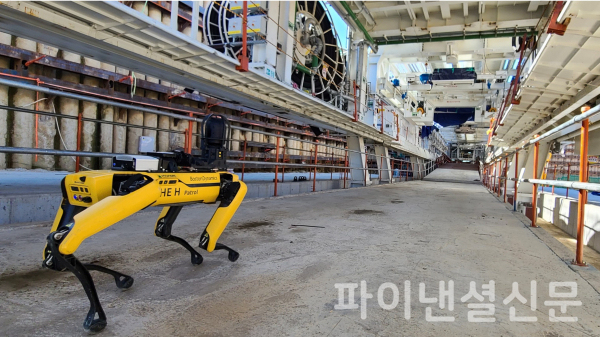 현대건설의 인공지능 안전 로봇 ‘스팟’이 터널 공사현장에 투입돼 TBM 장비를 모니터링하고 있다. (사진=현대건설)