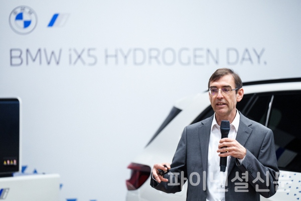 발표를 진행하는 BMW 그룹 수소 기술 및 차량 프로젝트 총괄 위르겐 굴트너 박사 (사진=BMW)