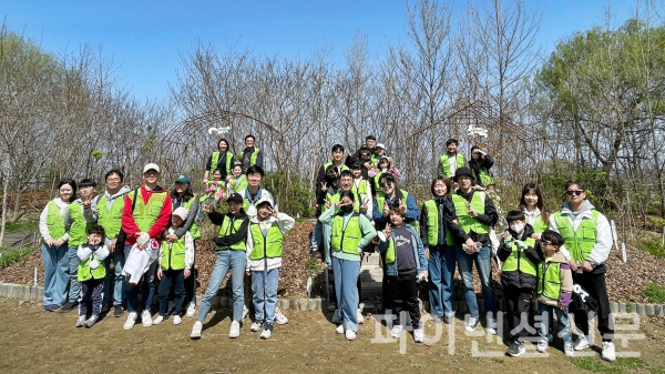 현대엔지니어링이 지난 8일 서울 상암동 노을공원에서 생태숲 가꾸기 봉사활동을 진행했다. 사진은 현대엔지니어링 임직원이 생태숲 가꾸기 봉사활동을 진행한 뒤 기념사진을 찍고 있는 모습. (사진=현대엔지니어링)