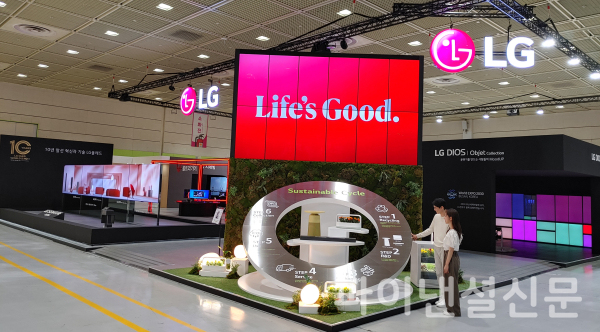 19일부터 3일간 서울 코엑스에서 열리는 월드IT쇼 2023에서 관람객들이 LG 틔운 미니, LG 사운드바, 퓨리케어 에어로퍼니처 등 재활용 플라스틱을 사용한 친환경 제품들을 체험하고 있다. (사진=LG전자)